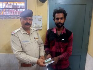 Praveen Kumar, a youth who came to Hamirpur from Punjab, lost Rs 9250 in the bus stand. Traffic Branch HASI Sandeep Kumar posted here received this amount.