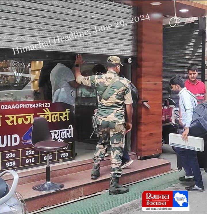 There was a stir in Hamirpur throughout the day due to the joint raid of ED and Income Tax in Hamirpur