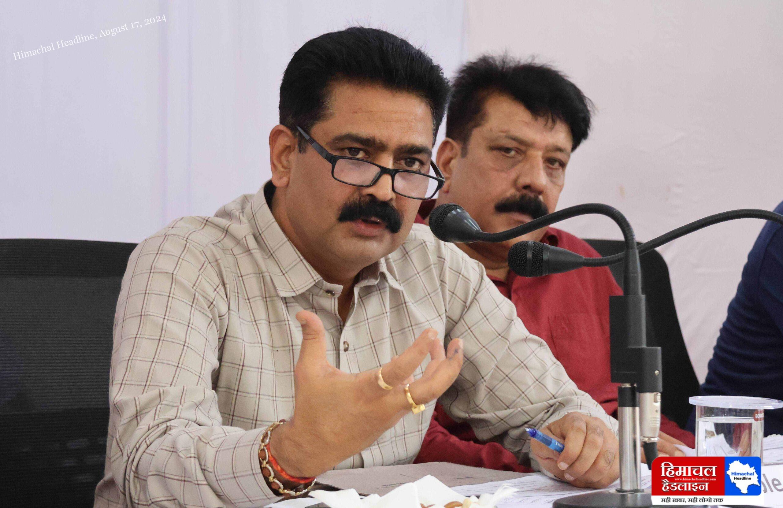 In the meeting, the officers were given strict instructions to resolve the issues related to roads, water, sewerage, ration provided by public distribution system, MNREGA, self-help groups raised by non-government members in a timely manner.