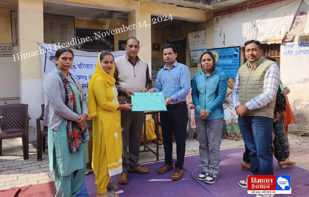As per the directions of Block Medical Officer Tony Devi, World Diabetes Day was celebrated in Village Panchayat Khyaah under the chairmanship of Pradhan Smt. Reena Devi. On this occasion, a camp for testing people for diabetes was also organized by the Health Department.