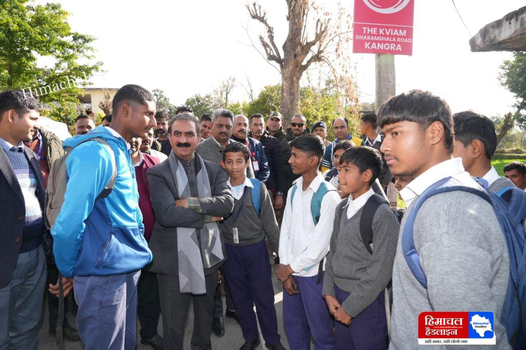 CM stopped the convoy and met the school children, also took feedback CM asked whether English medium was started in the school from class 1 or not