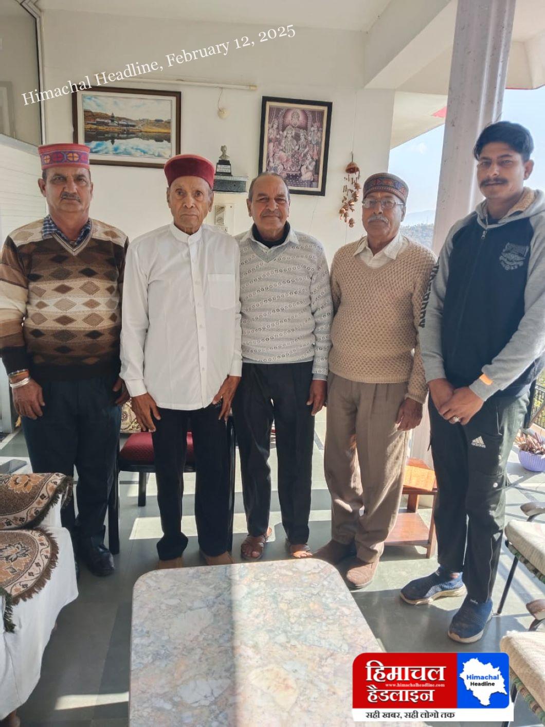 Padmashri awardee Hariman Sharma, who was the first to produce apples in lower Himachal, met the former Chief Minister