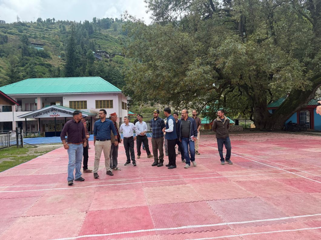 Deputy Commissioner reached ground zero to review relief operations, interacted directly with affected people in affected areas including Gadagushaini, Balichowki