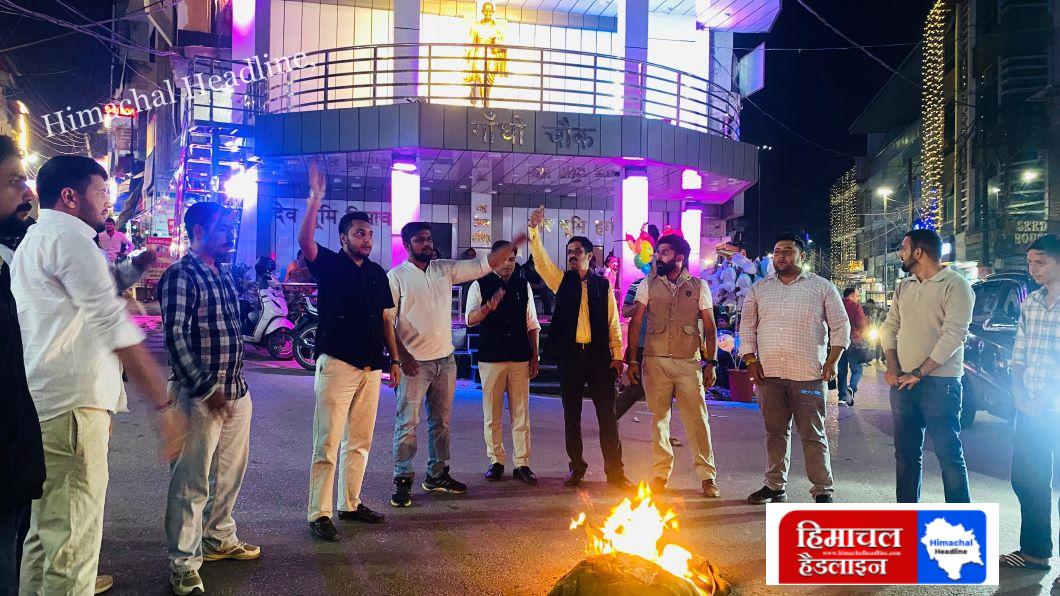 भारतीय युवा कांग्रेस के आह्वान व प्रदेश युवा कांग्रेस के अध्यक्ष छत्तर ठाकुर के आदेशानुसार जिला हमीरपुर युवा कांग्रेस ने जिलाध्यक्ष अशोक संधू की अध्यक्षता में ज़ोरदार विरोध प्रदर्शन किया।